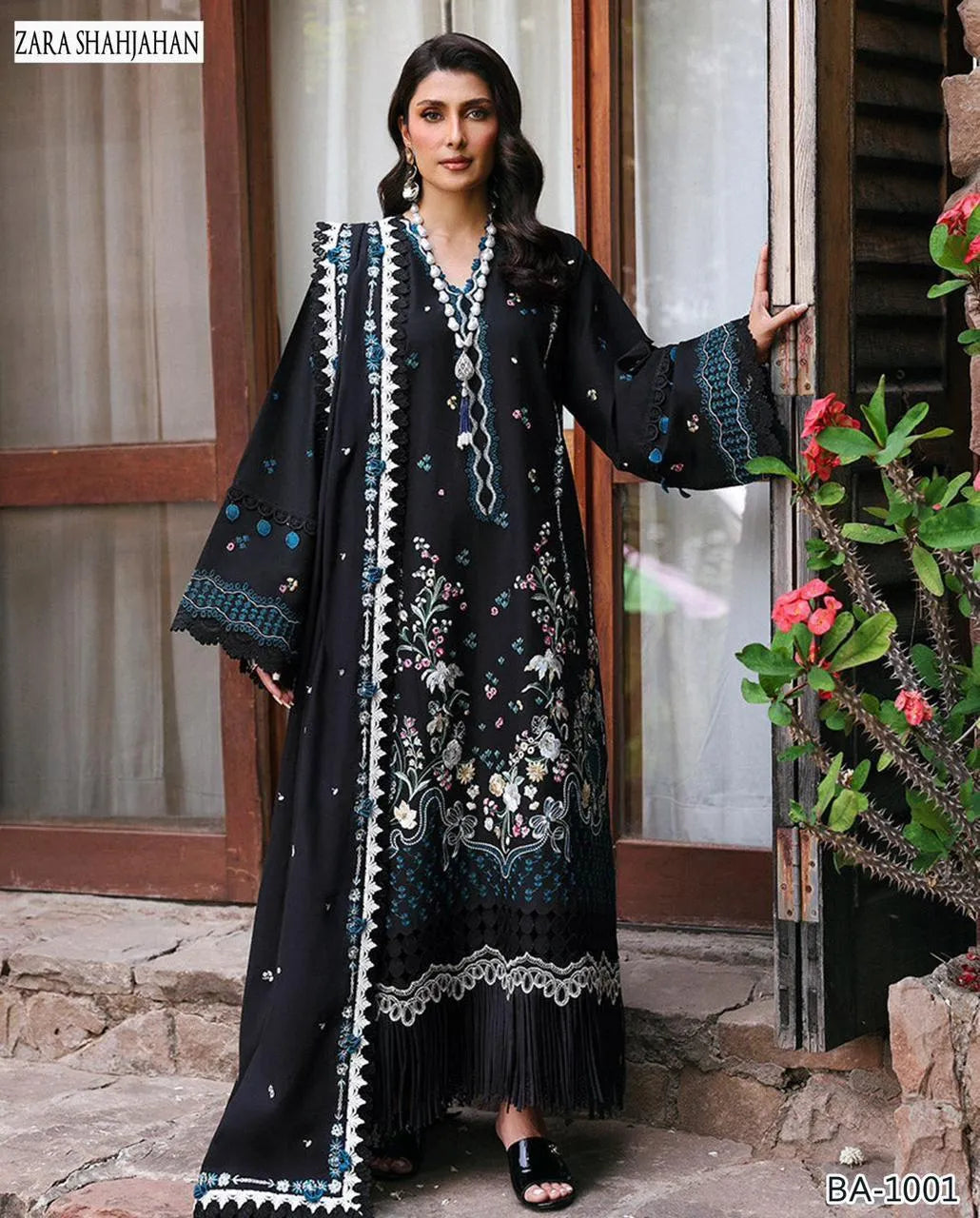 Exquisite black embroidered suit with dupatta -3 PCs se