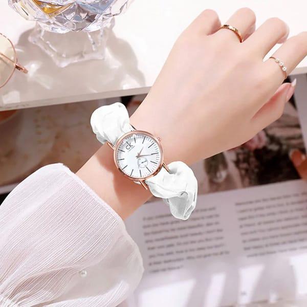 Women's quartz movement round watch
